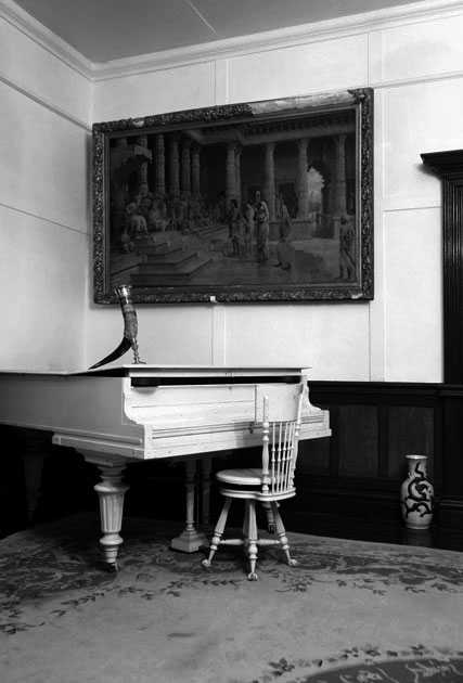 05_PrincePradyotDebBurmanroyalhouse.hellomagazine.blackandwhite.piano.jpg